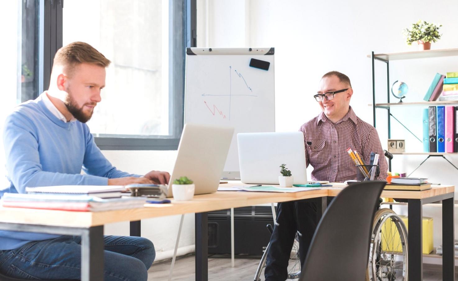 Xovexo Team bei der Arbeit an Finanzstrategien