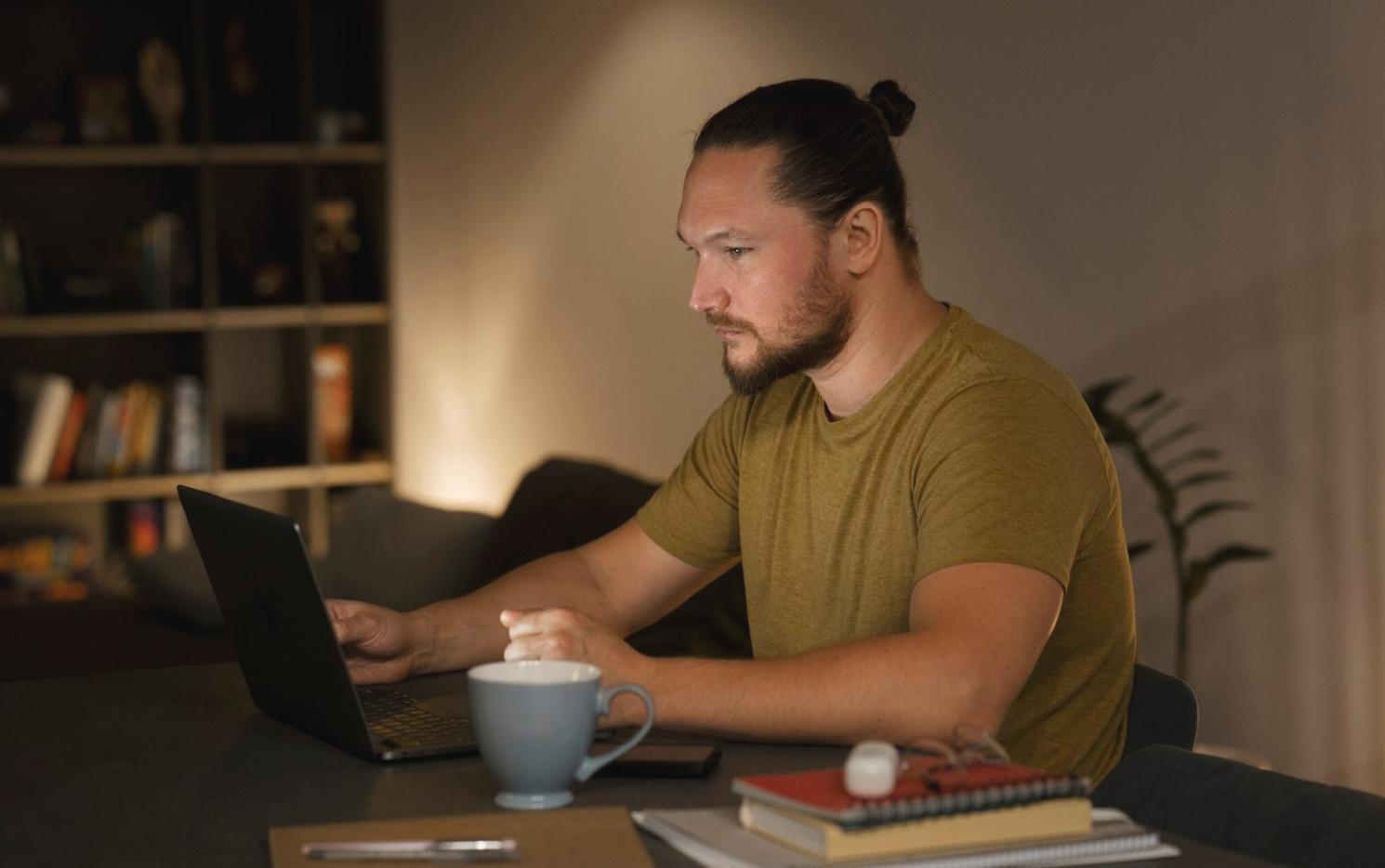 Workshop-Situation mit Teilnehmenden beim Arbeiten an Budget-Szenarien