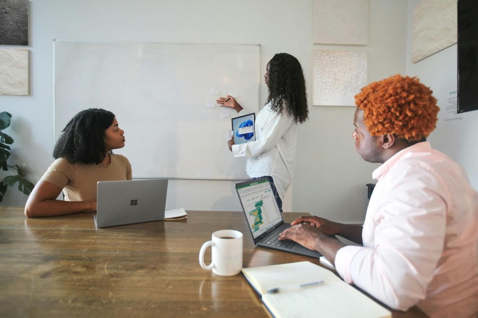 Modernes Büro mit Arbeitsplätzen und angenehmer Atmosphäre