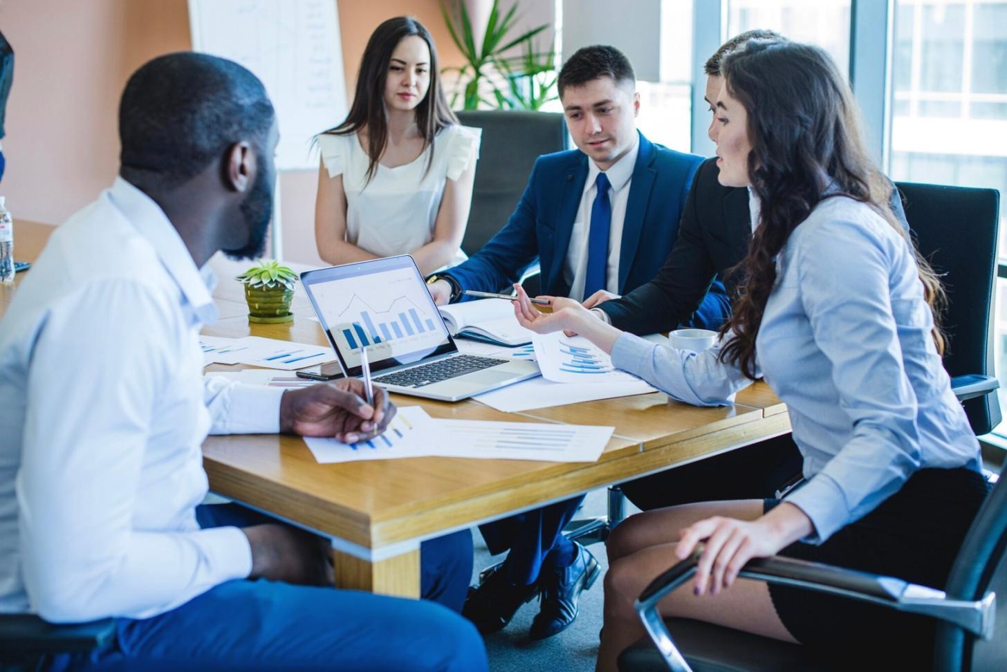 Workshop zur Budgetplanung mit verschiedenen Abteilungen