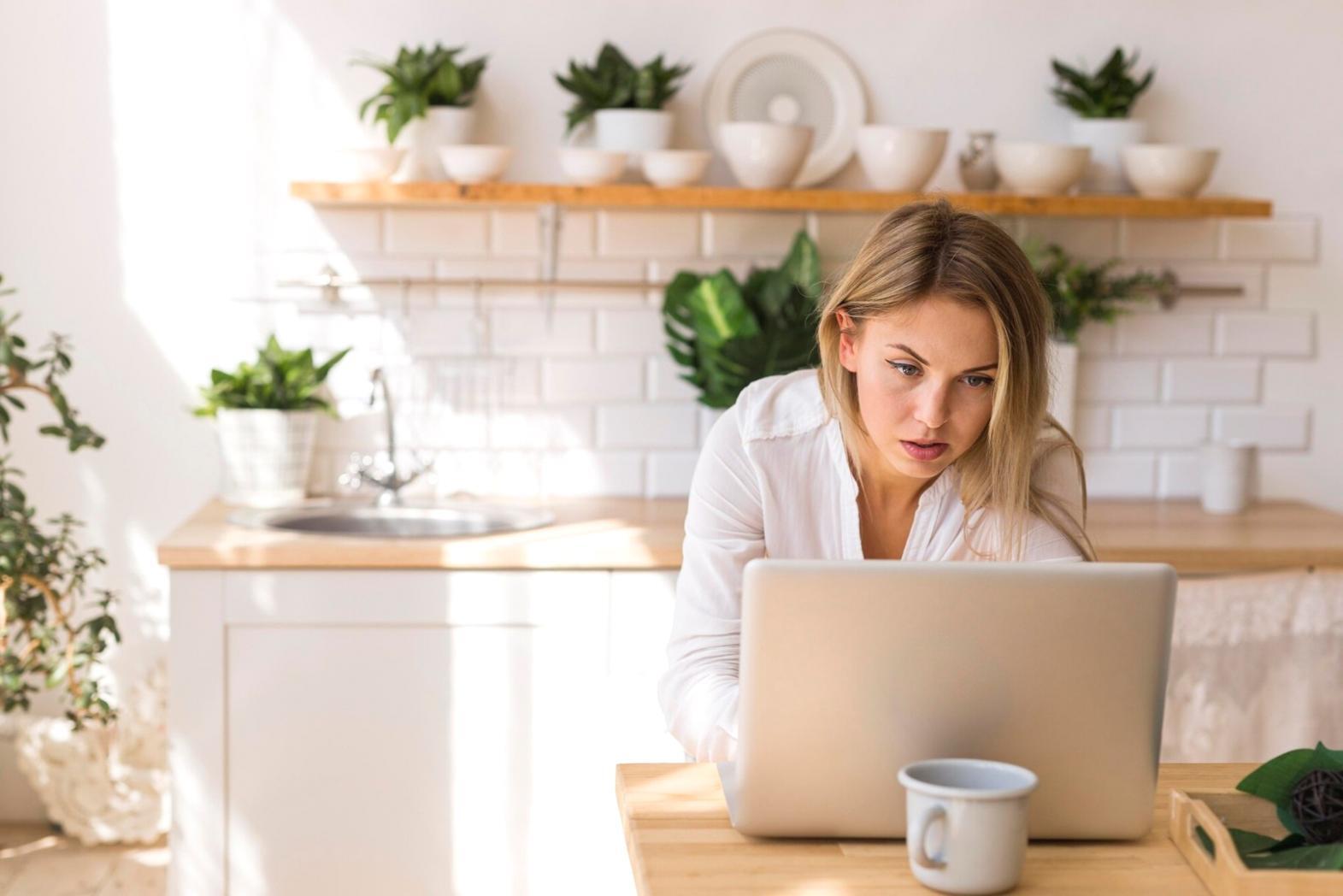 Teammeetings zur Budgetplanung und strategischen Finanzgesprächen